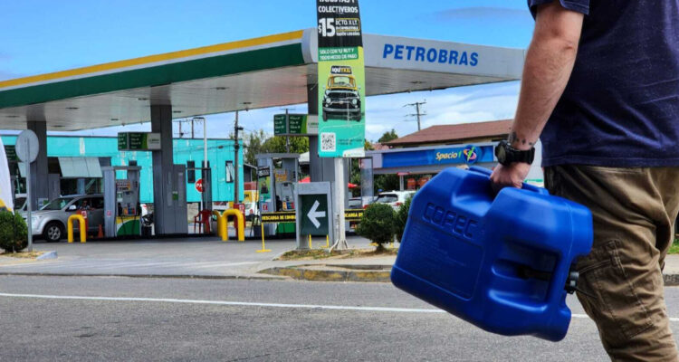 Bencinas tendrán caída de hasta $30 por litro tras 21 días sin variaciones