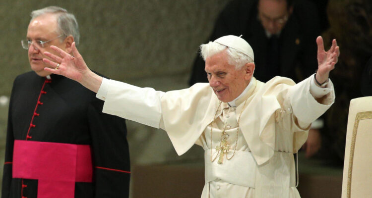Hace una década renunció Benedicto XVI: el cuarto papa en dimitir en 2 mil años de historia católica