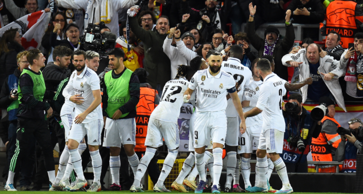 Benzema adelanta en el marcador al Real Madrid sobre Liverpool.