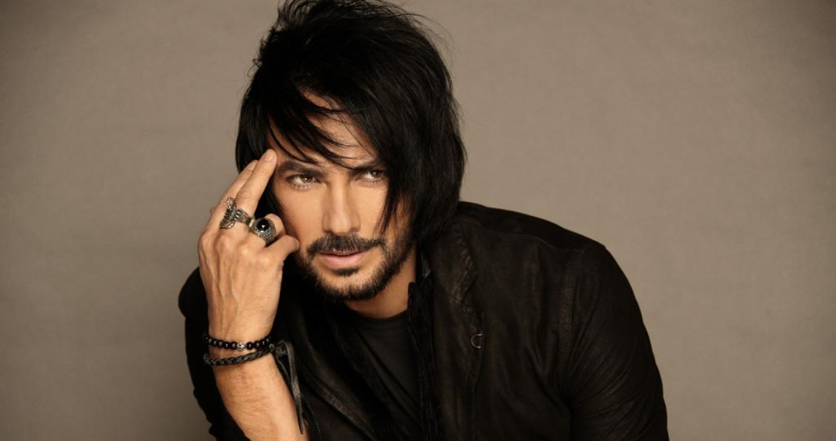 El cantante chileno Beto Cuevas posando. El músico será coach en The Voice.
