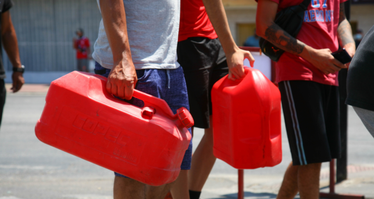 Gente comprando combustible en bidones