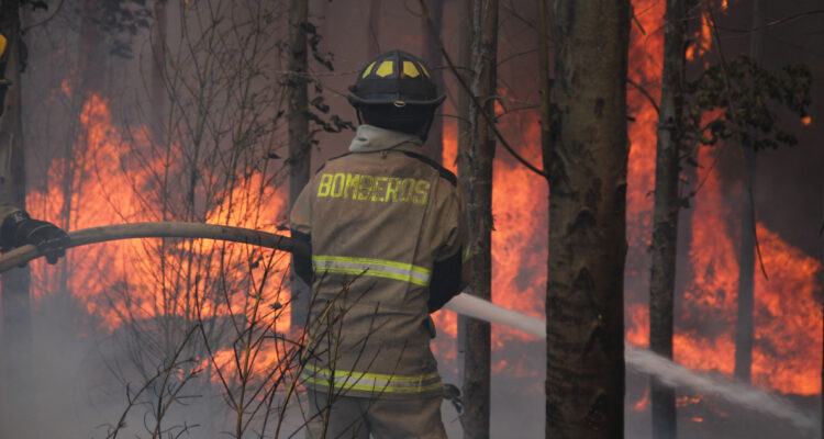 Gobierno enfatiza: Empresas que estén exigiendo el retorno de bomberos al trabajo van a ser multadas
