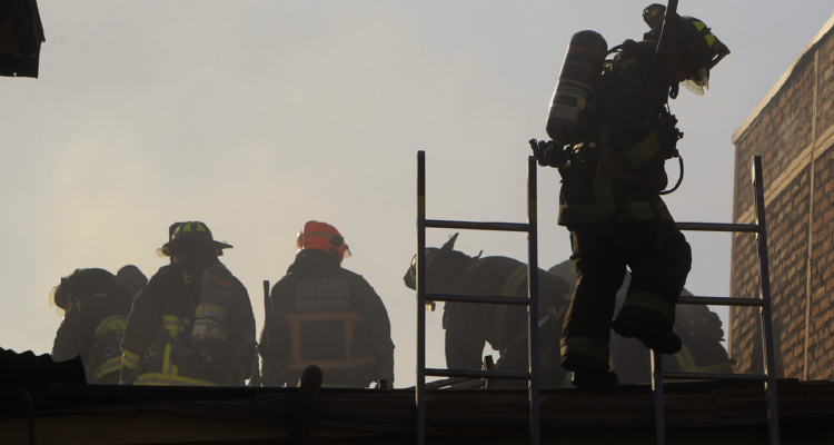 Cenizas de incendios forestales provocaron focos en centro de Quillón: fueron controlados por Bomberos
