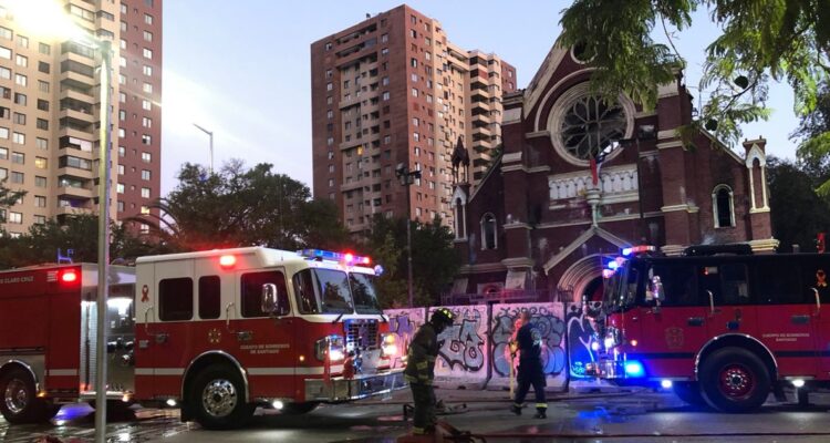 Bomberos controla incendio estructural que afectó a Iglesia San Borja en Santiago