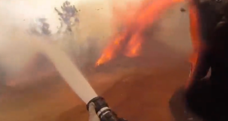 Bomberos de Ñuñoa comparte imágenes de lo “violento y rápido” que se propagan los incendios en el sur