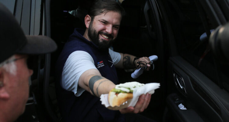Food truck que regala comida a bomberos despide a presidente Boric con un completo en Santa Juana