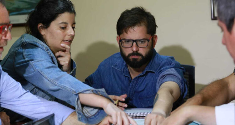 Boric e incendios forestales: Hay indicios de que algunos fueron provocados por quemas no autorizadas