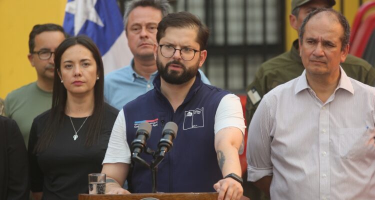 Boric en Santa Juana anuncia que solicitó decretar toque de queda