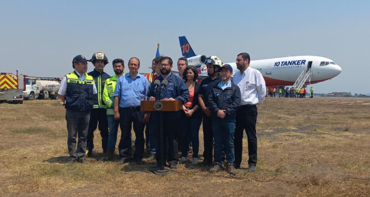 Boric valora arribo del Ten Tanker para combatir incendios forestales: “Es una buena noticia”
