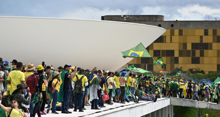 Manifestantes contra los resultados electorales y el gobierno del recién posesionado presidente Lula da Silva invaden el Congreso Nacional, el Supremo Tribunal Federal y el Palacio del Planalto de Brasil.