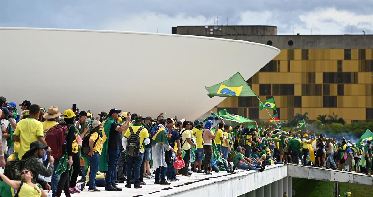 Manifestantes contra los resultados electorales y el gobierno del recién posesionado presidente Lula da Silva invaden el Congreso Nacional, el Supremo Tribunal Federal y el Palacio del Planalto de Brasil.
