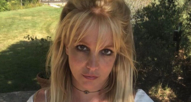 La cantante Britney Spears mira con una sonrisa leve. La cantante preocupó a sus amigos.