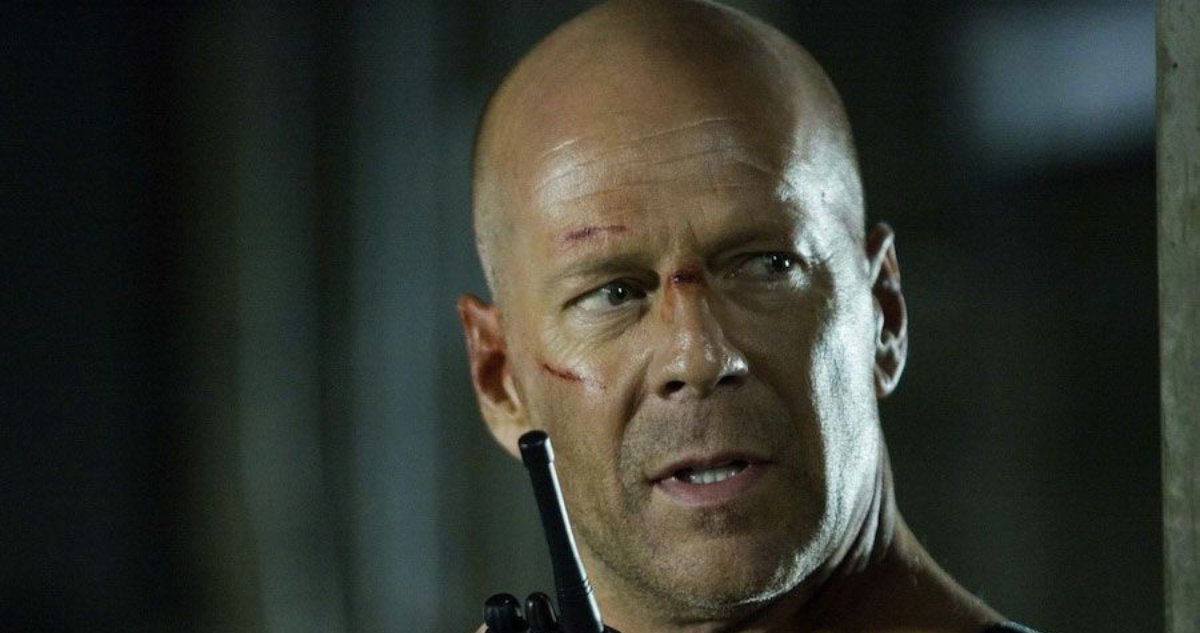 Bruce Willis en la película Duro de Matar. Su exesposa dio a conocer que el actor fue diagnosticado con demencia frontotemporal