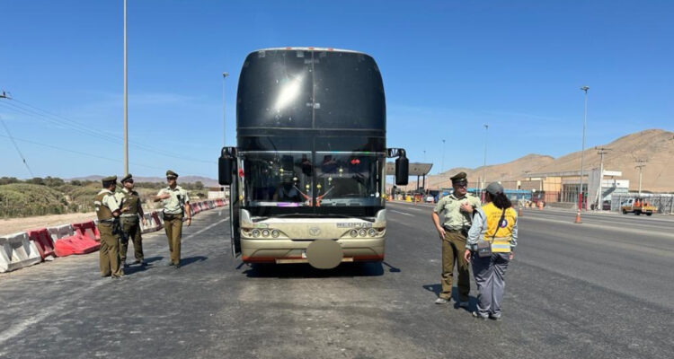 Sorprenden a bus pirata trasladando 45 inmigrantes irregulares: entre ellos había 5 menores de edad