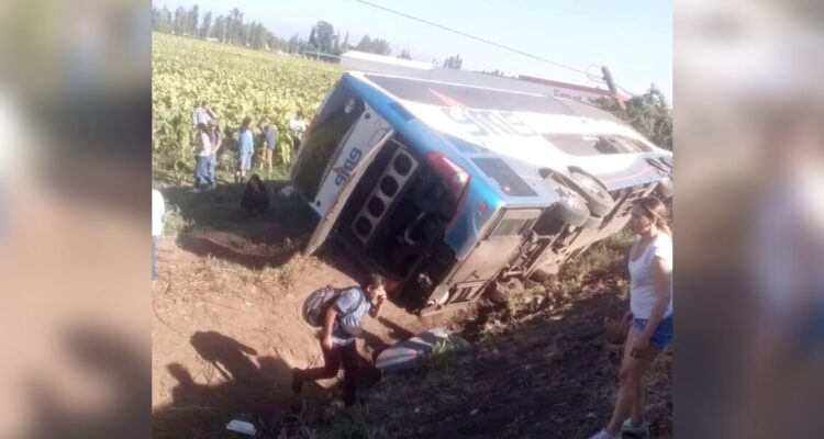 Bus de dos pisos vuelca en Ruta 5 Sur pasado Curicó: reportan personas lesionadas