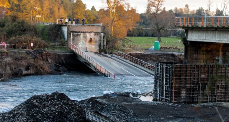Caída de puente Cancura
