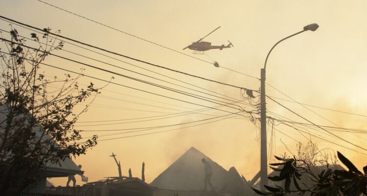 Actualizan calidad del aire por incendios forestales y especifican comunas con Alerta, Preemergencia y Emergencia Ambiental