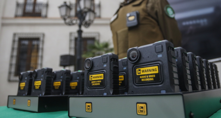 Una Carabinero usa una cámara corporal, que serán entregadas a Carabineros, de un lote de trecientas, tras el anuncio del Presidente de la Republica en el Palacio de La Moneda, de las nuevas tecnologías en materia de seguridad para las policías.