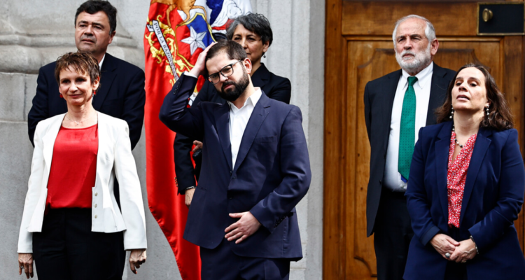 Gabinete junto al presidente Boric en La Moneda.