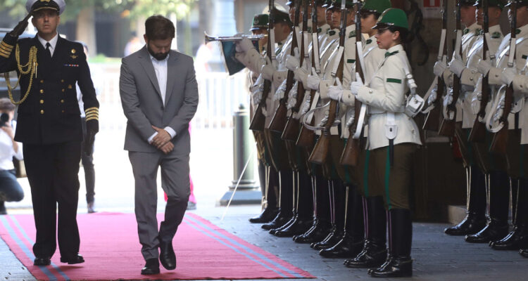 Oficialismo intenta bajar la presión desde la oposición para un cambio de gabinete en marzo