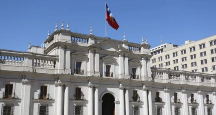 Oficialismo y oposición se enfrentan por posible cambio de gabinete en marzo
