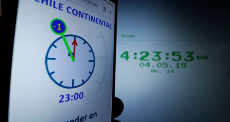 Cuándo es el cambio de horario en Chile, cuándo se pasa del horario de verano al de invierno y qué pasa con los relojes ¿se adelantan o se atrasan?