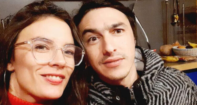 La ministra Camila Vallejo abraza sonriente a Abel Zicavo para posar ante su cámara.