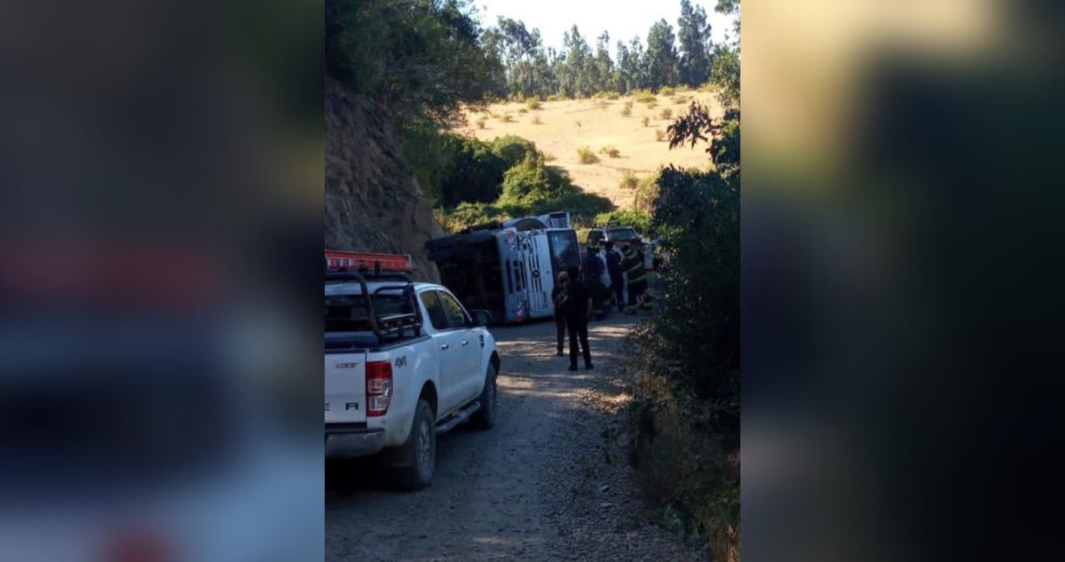 Camión aljibe vuelca cuando se dirigía a controlar incendio forestal en Angol