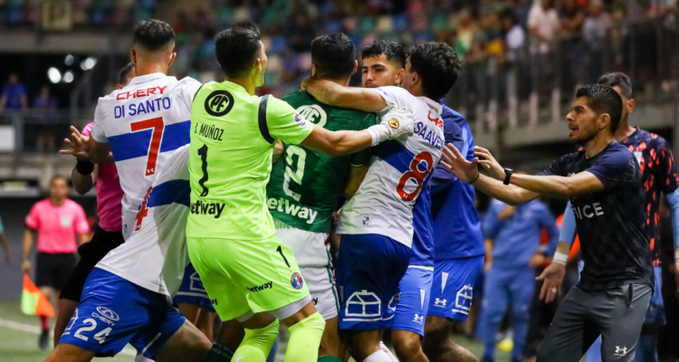 El caos en el duelo entre Audax Italiano y Universidad Católica.