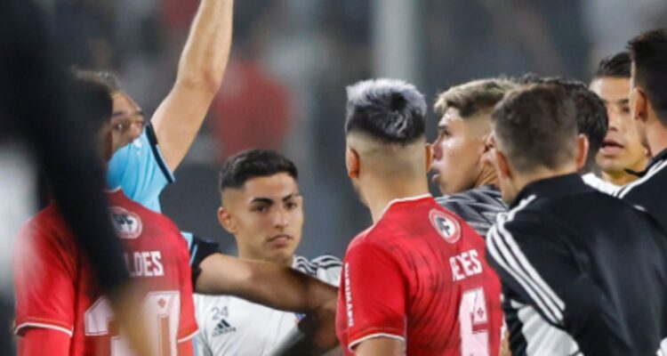 Carlos Palacios fue expulsado tras el final del duelo entre Colo Colo y Ñublense.