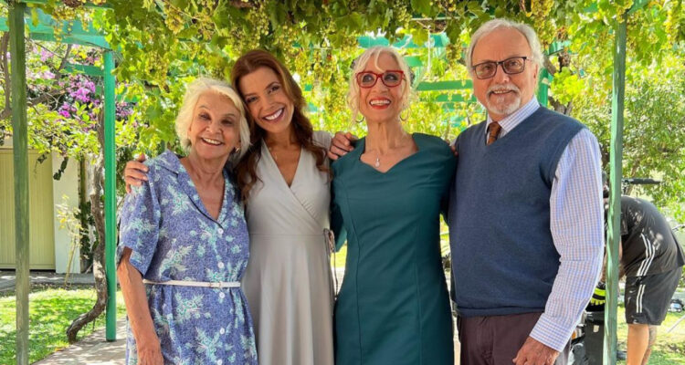 La actriz Gaby Hernández junto a Carolina Arregui, Loreto Valenzuela y Patricio Achurra posando.