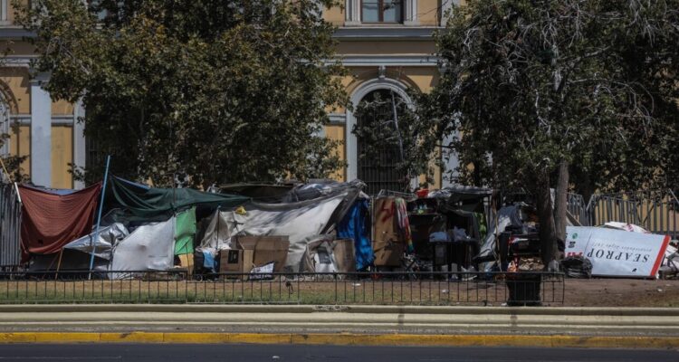 Ministro Jackson detalla plan para afrontar presencia de carpas en eje Alameda-Providencia