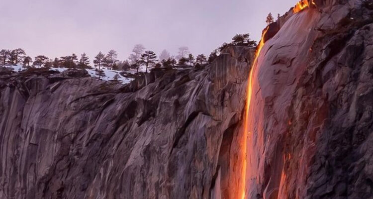 Cascada de fuego en Yosemite, California