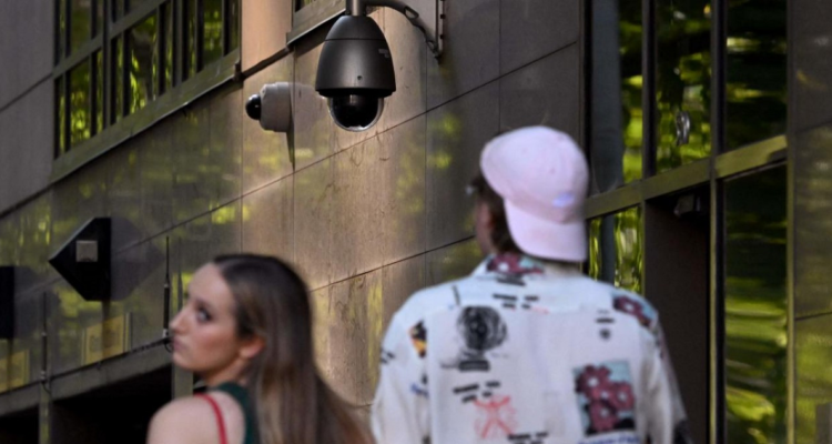 Australia eliminará cámaras chinas de seguridad en edificios públicos ante sospechas de espionaje.
