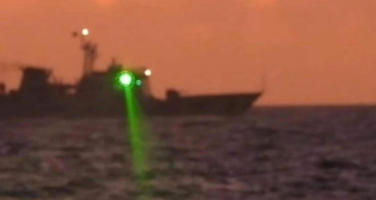 Foto distribuida por la guardia costera filipina, tomada el 6 de febrero de 2023, en que un buque chino utiliza una “luz láser de tipo militar”.