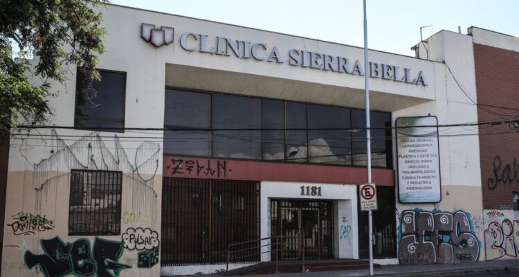 Conservador rechaza inscribir polémica compra de clínica realizada por municipio de Santiago