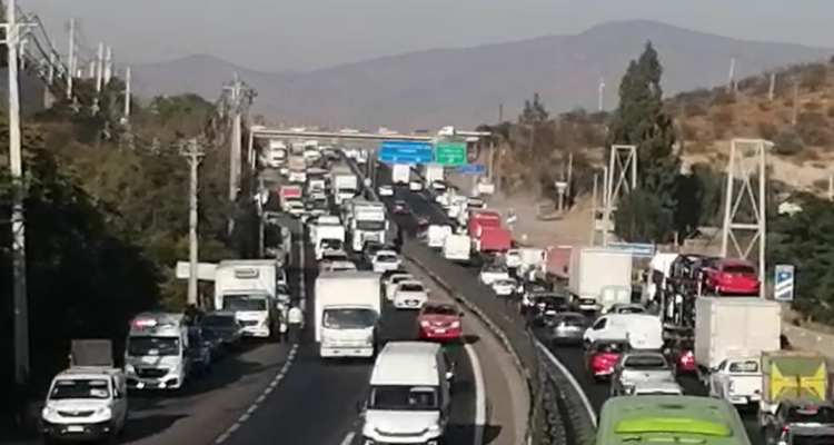 Colisión múltiple que involucra a 9 vehículos en Ruta 68 mantiene tránsito restringido
