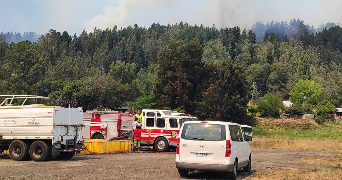 Refuerzan combate aéreo con apoyo de brigadistas extranjeros en Ruta de la Madera: incendio sin contr