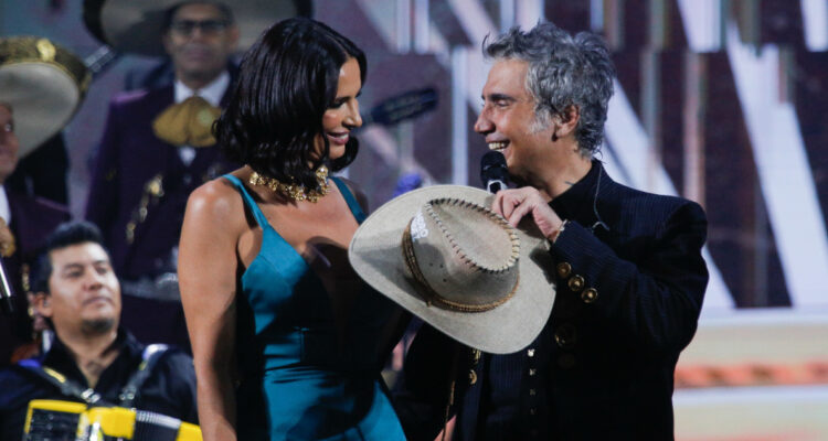Alejandro Fernández incomoda a modelo con coqueteo en escenario