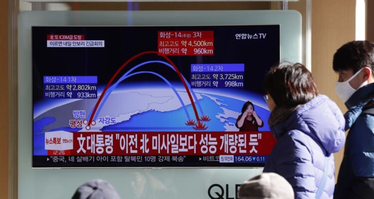 Foto de archivo de surcoreanos que ven un reportaje televisivo sobre el lanzamiento por Corea del Norte de un misil balístico.