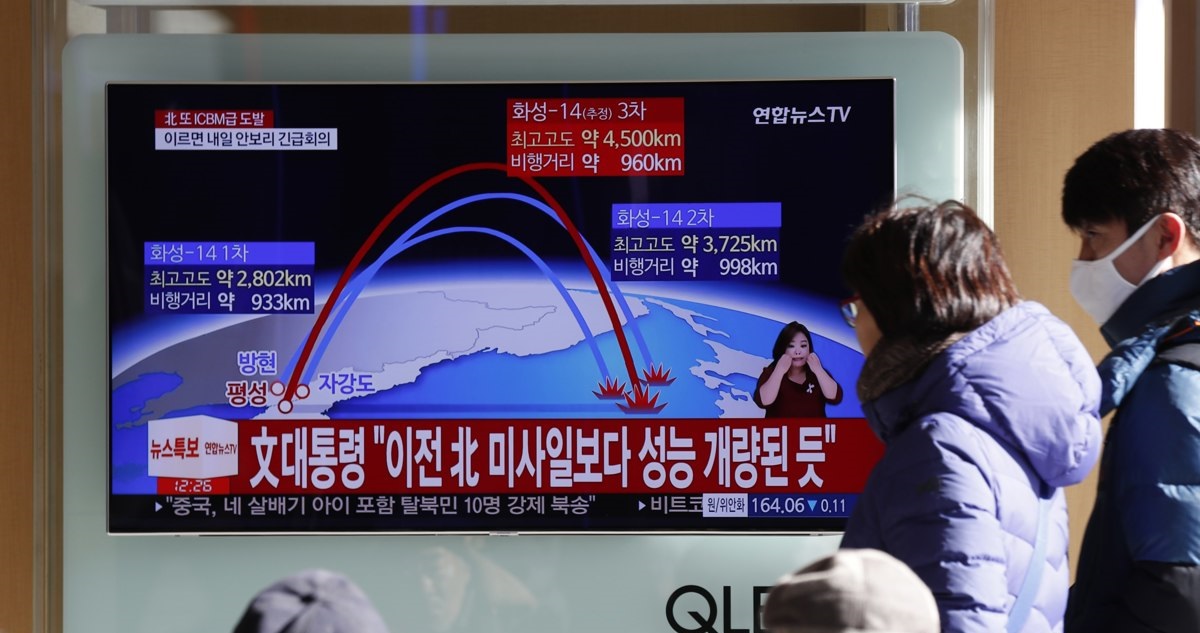 Foto de archivo de surcoreanos que ven un reportaje televisivo sobre el lanzamiento por Corea del Norte de un misil balístico.