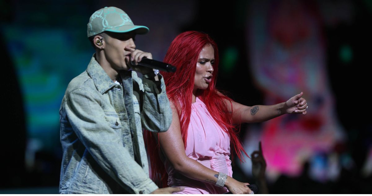 Karol G y Cris MJ interpretan ‘Una Noche en Medellín”