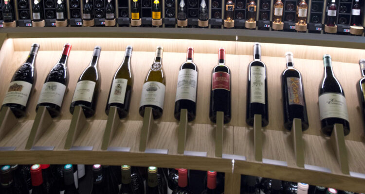 Crisis del tinto: en Francia están tomando menos vino y las botellas se acumulan en los viñedos