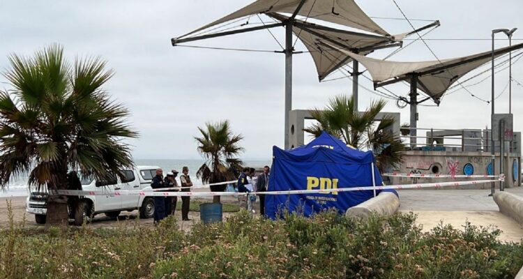 PDI trabajando en el lugar del hallazgo en la costanera de Coquimbo