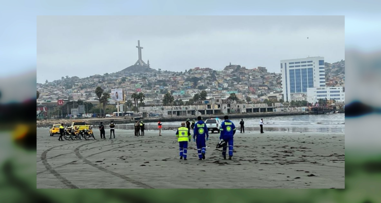 Equipos de emergencia trabajando en el lugar donde fue encontrado un cuerpo en las costas de Coquimbo.
