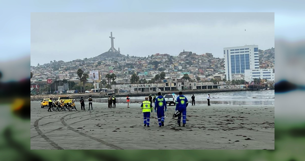 Equipos de emergencia trabajando en el lugar donde fue encontrado un cuerpo en las costas de Coquimbo.
