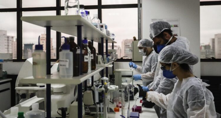 Por tercera vez en la historia, lo científicos lograron curar a un paciente contagiado de VIH con un tratamiento de células madre