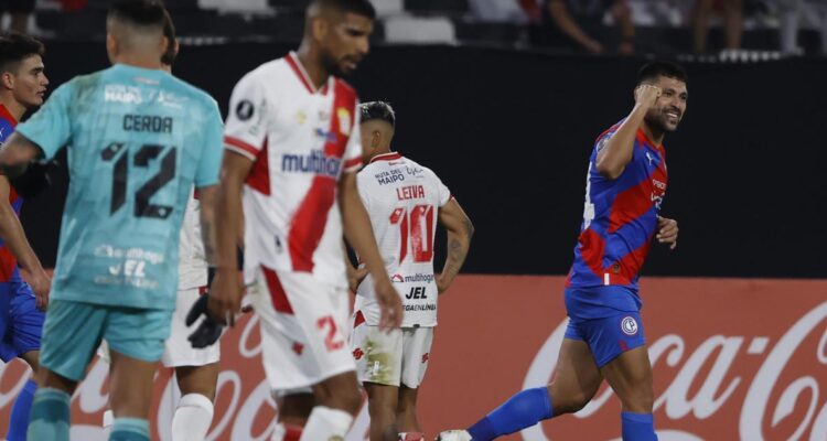Curicó Unido cayó ante Cerro Porteño en el Monumental.