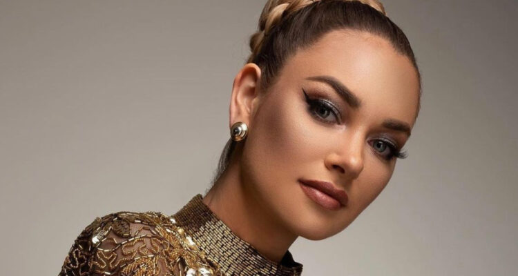 La actriz Daniela Nicolás posa con rostro serio hacia la cámara.