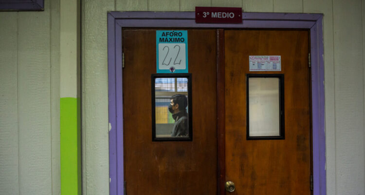 Colegio de Profesores pide al Mineduc medidas por déficit docente y crisis de pedagogías